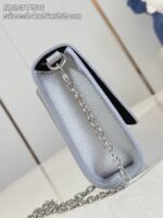 Borsa elegante argento con catenina, design moderno e versatile per ogni occasione.