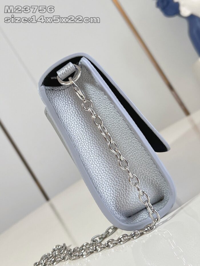 Borsa elegante argento con catenina, design moderno e versatile per ogni occasione.