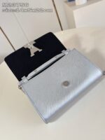 Borsa donna moderna in argento con interno nero e chiusura a bottone metallic.