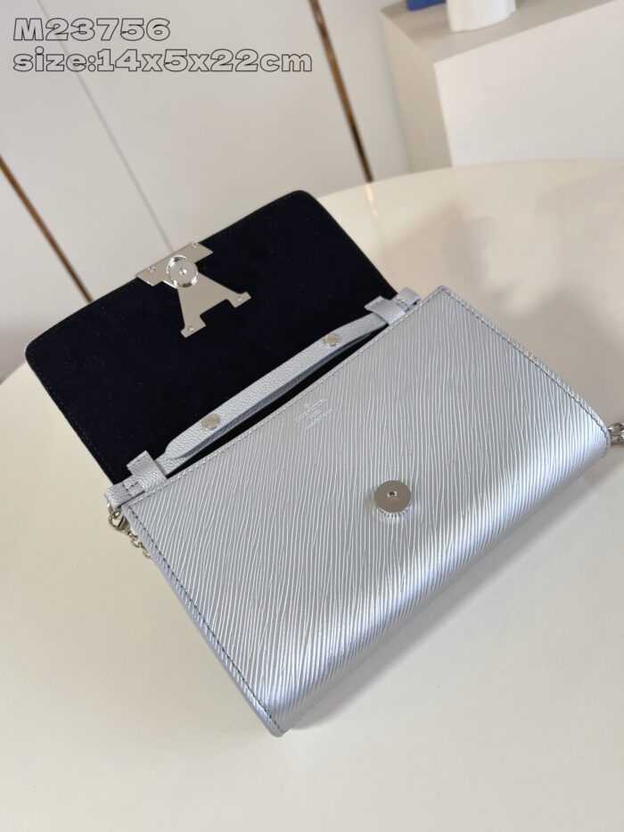 Borsa donna moderna in argento con interno nero e chiusura a bottone metallic.