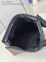 Interno di borsa elegante in pelle con zip, design minimalista e spazioso, perfetto per ogni occasione.