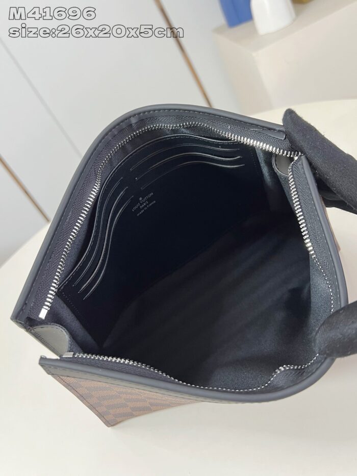 Interno di borsa elegante in pelle con zip, design minimalista e spazioso, perfetto per ogni occasione.
