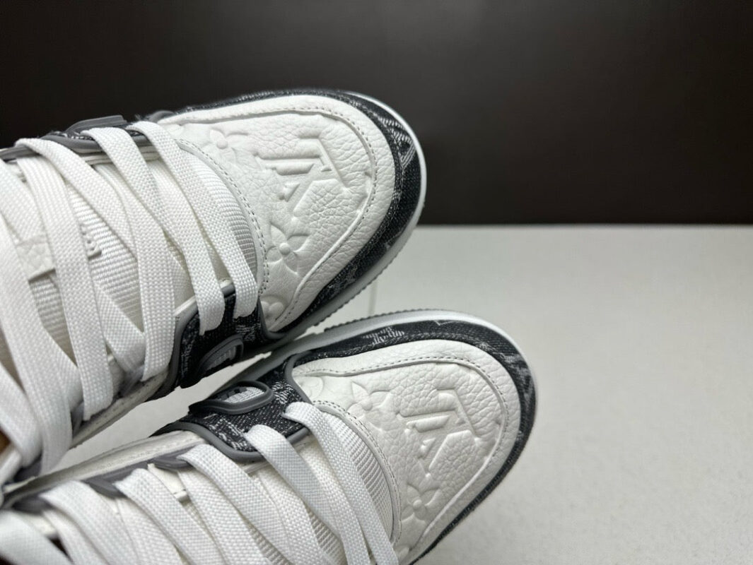 Sneakers bianche e nere di lusso con design moderno e dettagli di alta qualità.