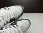 Sneakers bianche e nere di lusso con design moderno e dettagli di alta qualità.