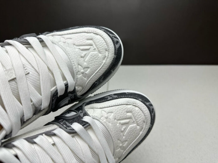 Sneakers bianche e nere di lusso con design moderno e dettagli di alta qualità.