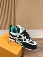Sneaker moderna bianco nero con dettagli turquoise, design sportivo e stile casual elegante.