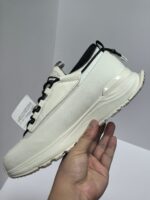 Sneaker bianca moderna con laccio nero, design slim, comfort e stile sportivo casual.