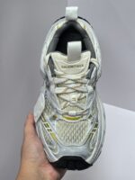 Sneaker bianca di lusso con design moderno, suola antiscivolo e dettagli eleganti.