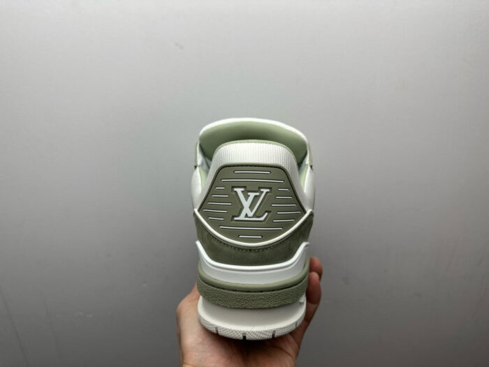 Sneaker bianca con logo LV, dettagli verde chiaro, design elegante e comfort elevato.