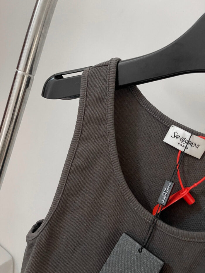 Canotta grigia SANDRO, stile minimalista e moderno, con tag rosso e finitura elegante.