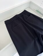 Pantaloni neri comodi elasticizzati con tasche posteriori, stile minimalista e adatti a ogni occasione.
