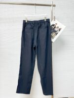 Pantaloni navy elastici moderni su gancio, stile casual e semi-formale, in ambiente minimalista.