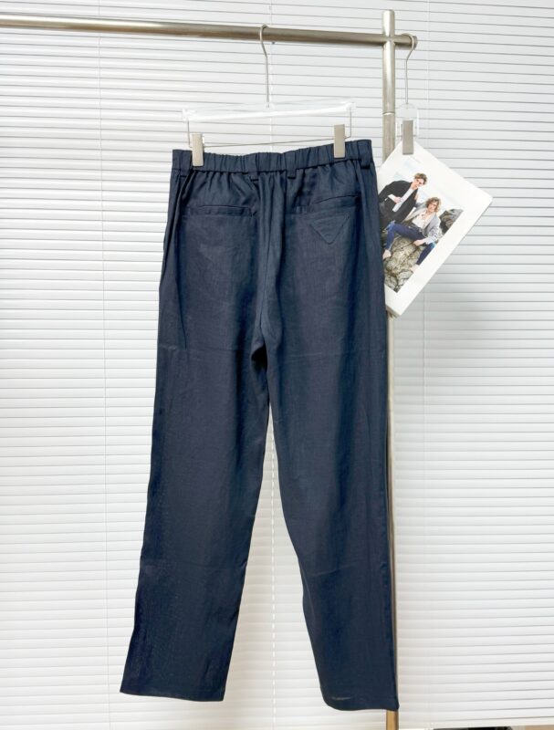 Pantaloni navy elastici moderni su gancio, stile casual e semi-formale, in ambiente minimalista.