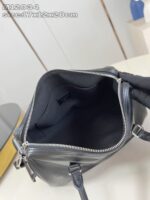 Borsa in pelle nera elegante con zip robusta, ideale per occasioni formali e quotidiane.