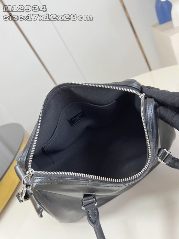 Borsa in pelle nera elegante con zip robusta, ideale per occasioni formali e quotidiane.