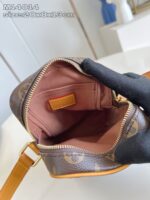 Borsa di lusso in pelle con interno rosa, design elegante e pratico per ogni occasione.