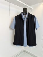 Completo casual elegante con gilet nero e polo azzurra, ideale per stile versatile e raffinato.