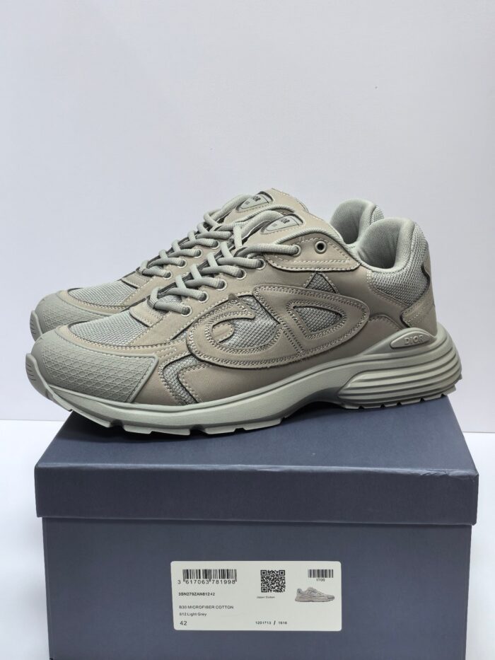 Sneakers grigie moderne su scatola elegante, stile casual e sportive, design minimalista e confortevole.