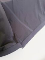 Tessuto grigio leggero e resistente, ideale per abbigliamento sportivo e casual minimalista.
