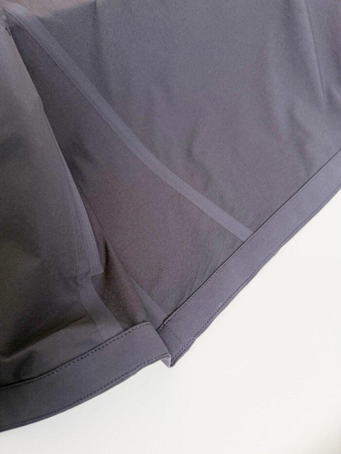 Tessuto grigio leggero e resistente, ideale per abbigliamento sportivo e casual minimalista.