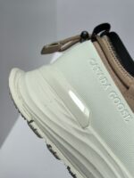 Sneaker Canada Goose donna, design elegante, suola ammortizzata, logo embossato, stile urbano moderno.