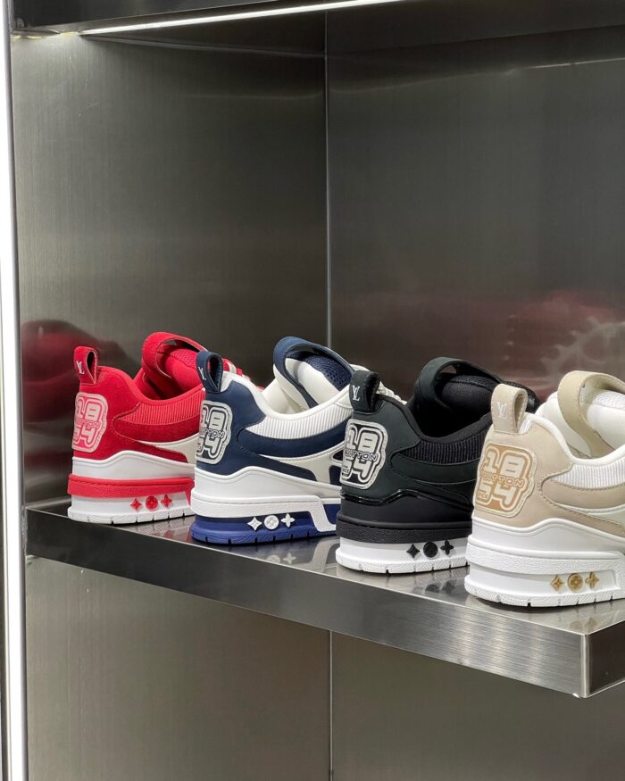 Sneaker moderne su mensola in metallo, colori vivaci e design elegante per uno stile contemporaneo.