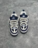 Sneakers bianche con dettagli navy, design moderno, comfort e stile per ogni occasione.
