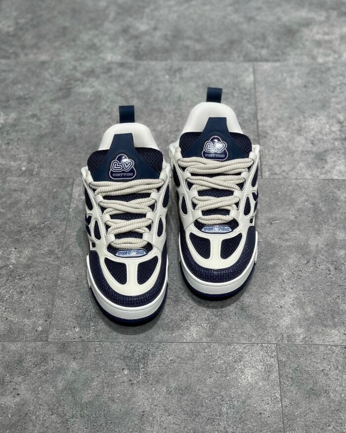 Sneakers bianche con dettagli navy, design moderno, comfort e stile per ogni occasione.
