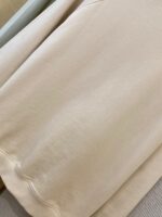 Felpa beige morbida e confortevole, ideale per stile casual e relax quotidiano.