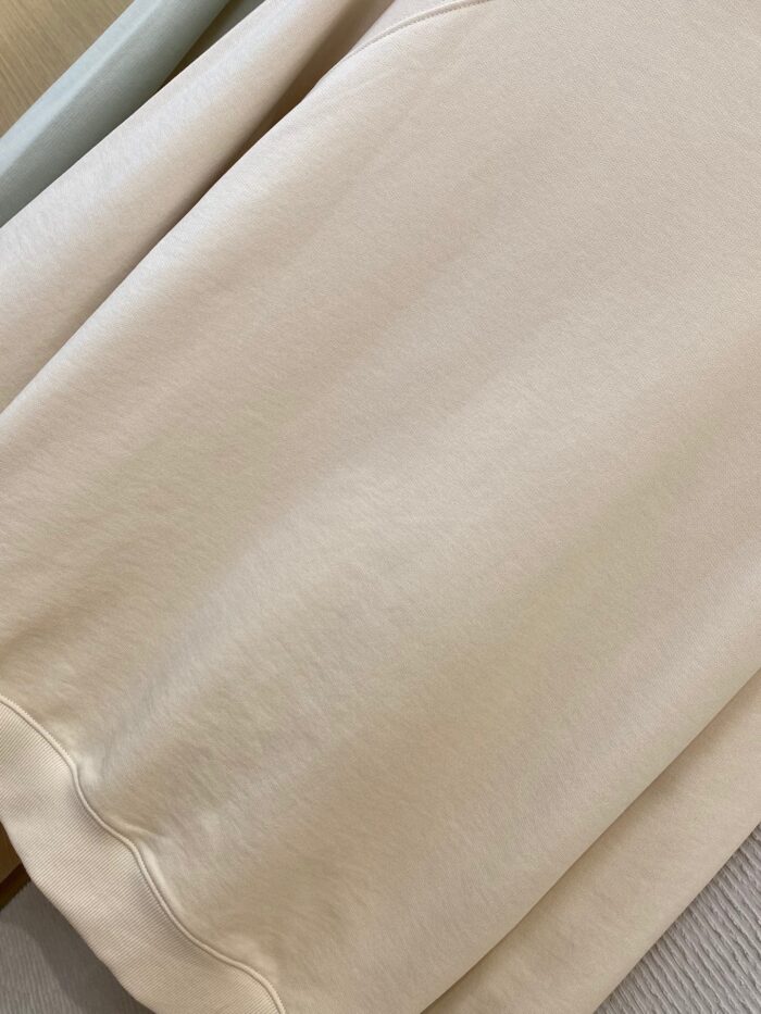 Felpa beige morbida e confortevole, ideale per stile casual e relax quotidiano.