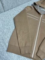Felpa beige con zip, strisce sottili, stile casual elegante e comodo.
