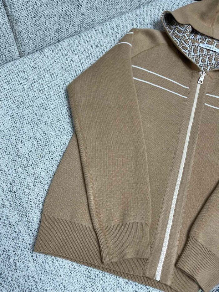 Felpa beige con zip, strisce sottili, stile casual elegante e comodo.