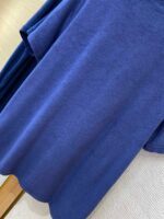 Maglietta blu cielo casuale in cotone, morbida e comoda per ogni outfit quotidiano.