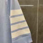 Manica di maglione in tessuto knit pastello con Strisce cream, stile casual e elegante.