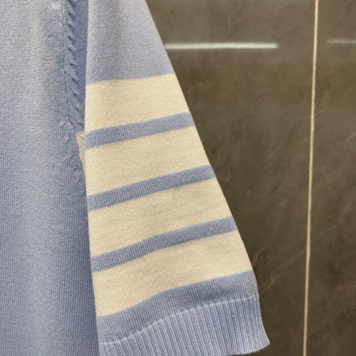 Manica di maglione in tessuto knit pastello con Strisce cream, stile casual e elegante.