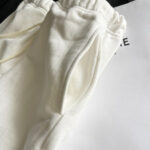 Pantaloni jogger bianchi in cotone morbido, confortevoli e dal design elegante.