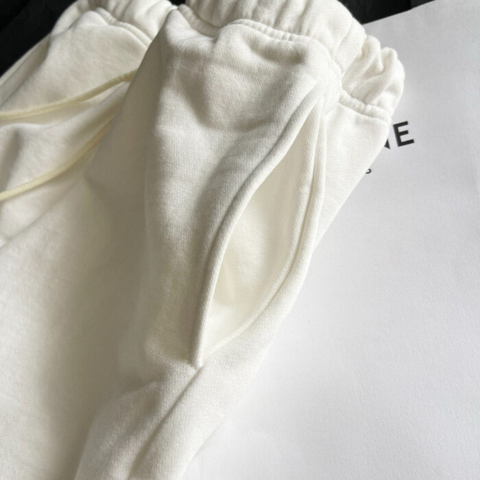 Pantaloni jogger bianchi in cotone morbido, confortevoli e dal design elegante.