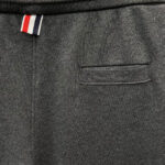 Pantaloni jogger grigi casual con elastico, tasca e dettagli tricolore, comodi e trendy.