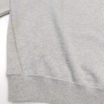 Felpa grigia in cotone morbido, stile casual e rilassato, dettagli a coste e comfort quotidiano.