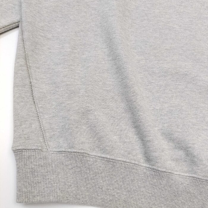 Felpa grigia in cotone morbido, stile casual e rilassato, dettagli a coste e comfort quotidiano.