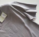 T-shirt grigia morbida con ricamo tono su tono, stile casual e raffinato.
