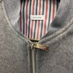 Giacchetto grigio con fodera a righe rosso e bianco, Made in Japan.