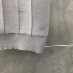 Maglione grigio a coste in tessuto morbido, elegante e versatile per look casual o raffinato.