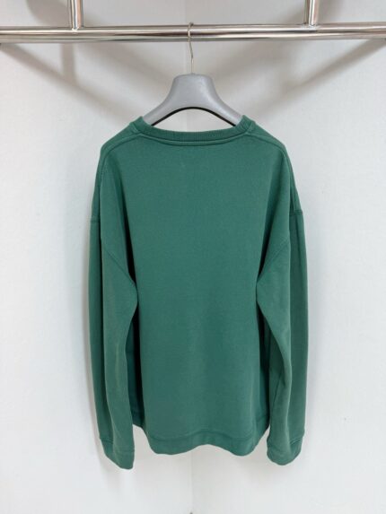 Felpa verde semplice, comoda e versatile, ideale per outfit casual e daily wear.