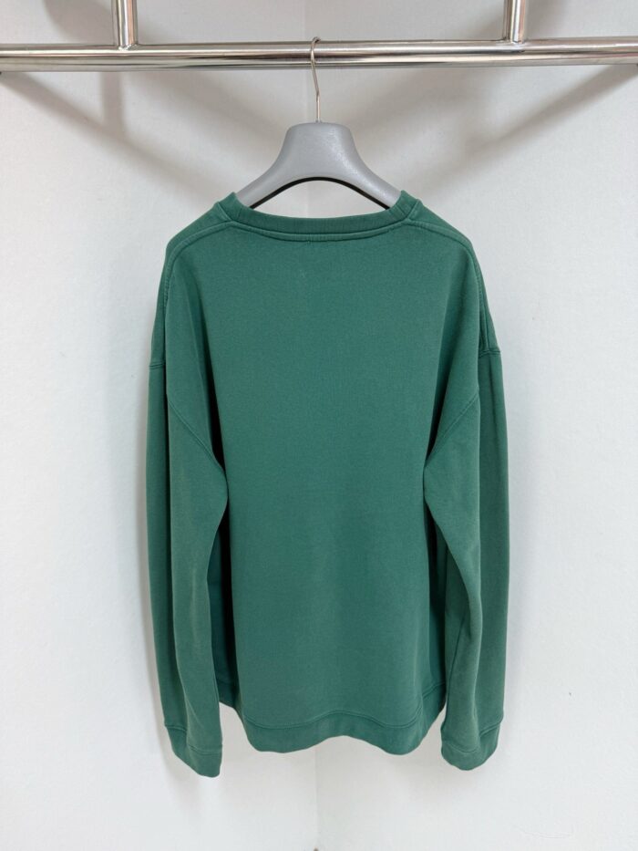 Felpa verde semplice, comoda e versatile, ideale per outfit casual e daily wear.
