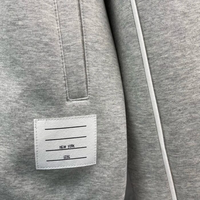Felpa grigia con etichetta minimalista, comfort e stile urbano, nuova moda casual New York.