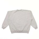 Felpa grigia leggera da donna, stile casual e semplice, ideale per ogni look comfort.