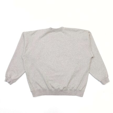 Felpa grigia leggera da donna, stile casual e semplice, ideale per ogni look comfort.