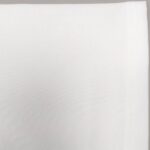 Tessuto bianco morbido con cucitura elegante, ideale per moda e arredamento.