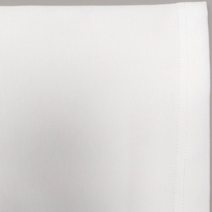 Tessuto bianco morbido con cucitura elegante, ideale per moda e arredamento.